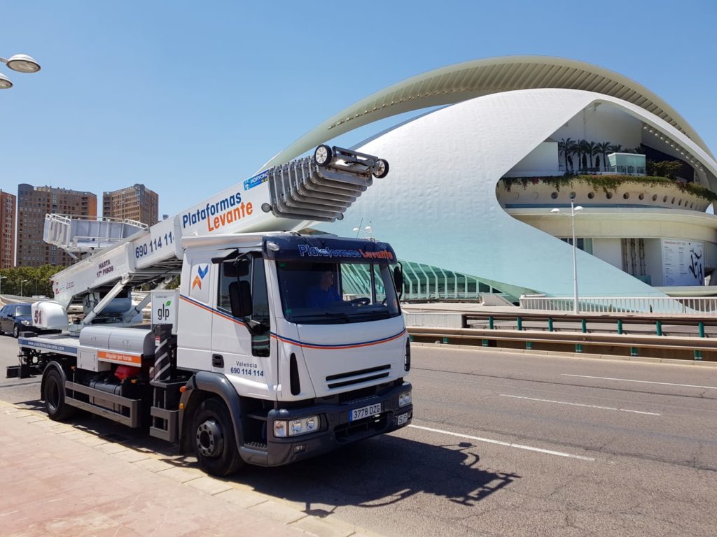 CEM vende el primer elevador Horyong PE510 en España