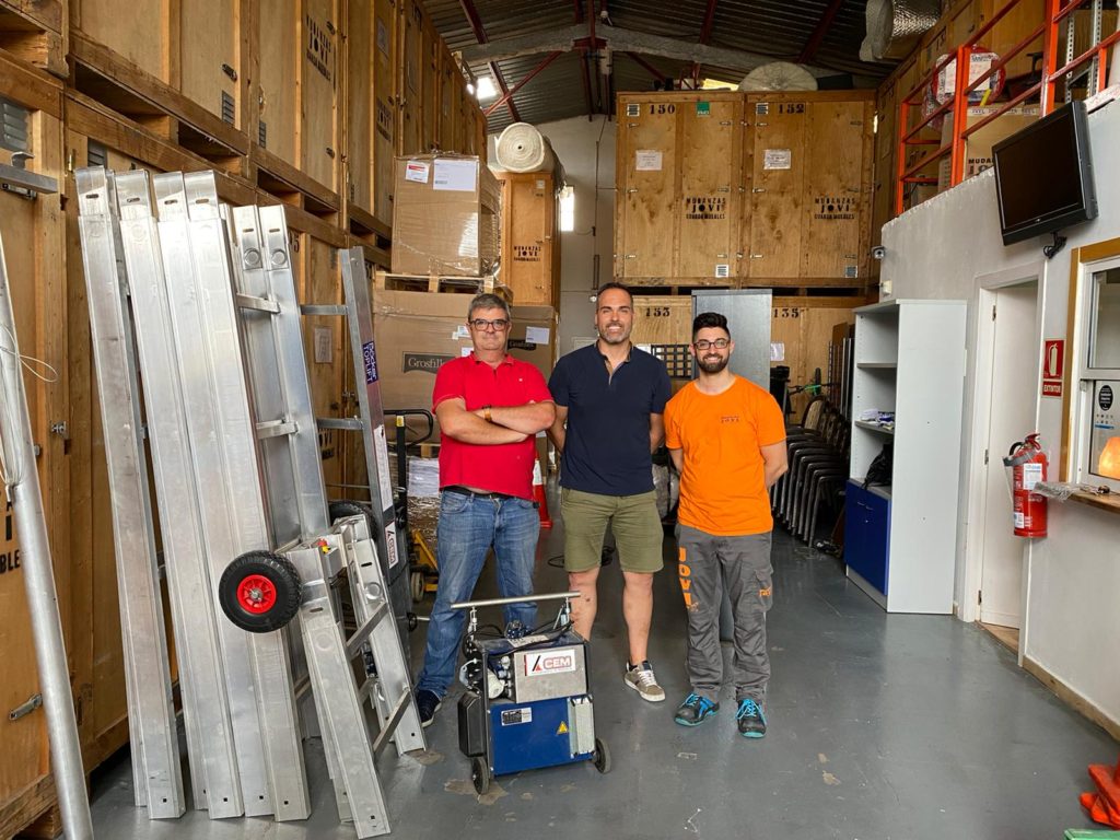 CEM vende un elevador desmontable Böcker TopLift usado a Mudanzas JOVI de Benidorm.