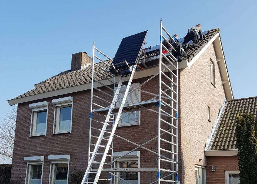 CEM entrega en Zaragoza el primer elevador «GEDA Battery Ladder Lift» vendido en España