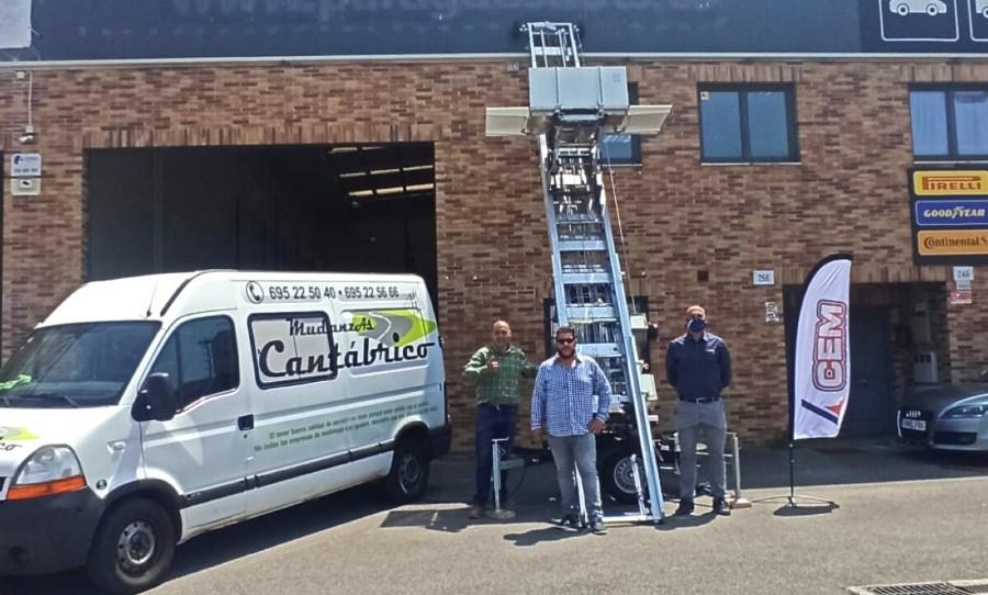 CEM Elevadores entrega en Gijón un elevador PAUS Easy 21 a Mudanzas Cantábrico