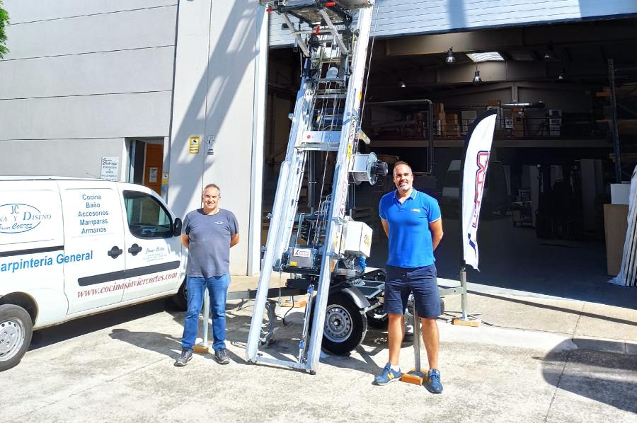 CEM Elevadores entrega en La Rioja un elevador PAUS Easy 21 a Cocinas Javier Cortés