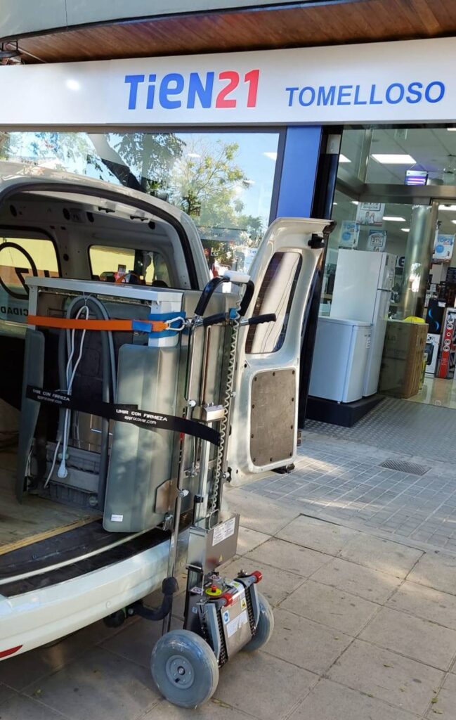 CEM Elevadores entrega una carretilla Buddy Lift a TIEN21 en Tomelloso