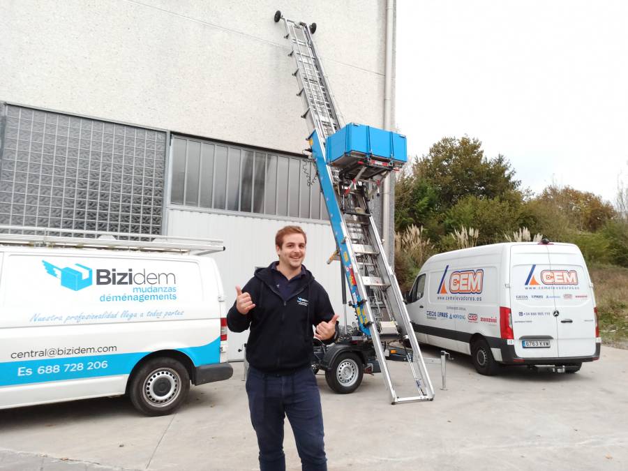 CEM Elevadores entrega en Bizkaia un elevador PAUS Easy 24 a Mudanzas Bizidem