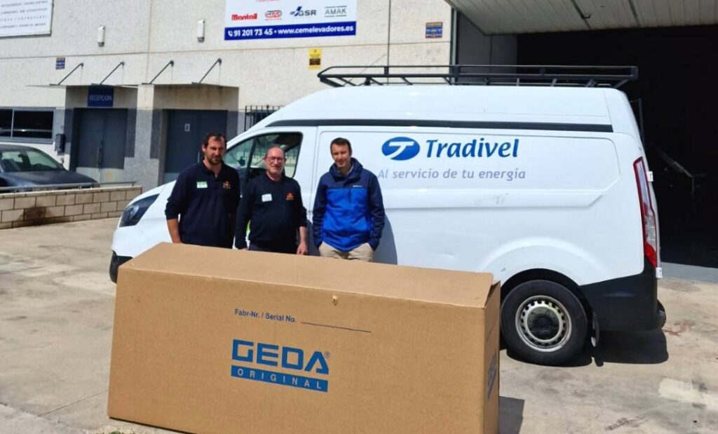 CEM Elevadores entrega un GEDA Solar Lift a la empresa Tradivel
