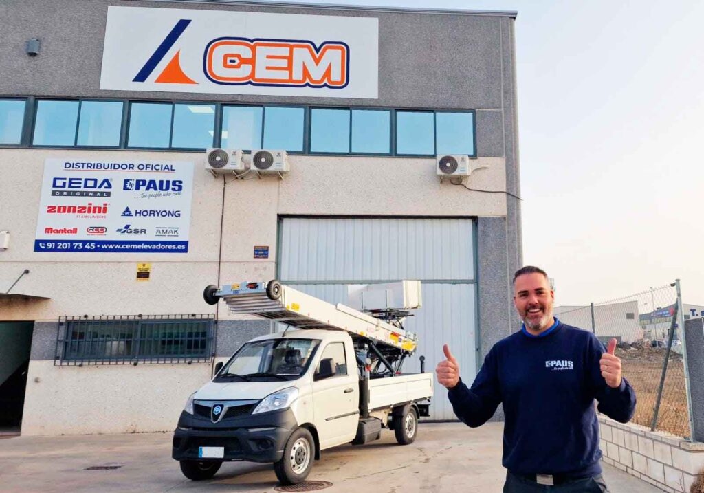 CEM entrega en Mallorca el primer PAUS 24M en Piaggio Porter desmontable